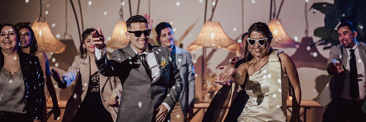 Novios bailando, disfrutando su boda estilo boho en Chicureo Barn.